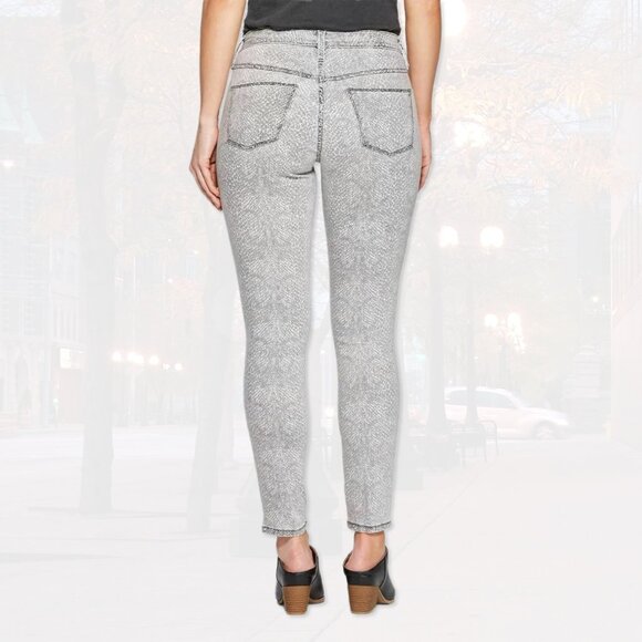 NWT Light Gray Snakeskin-Print High-Rise Skinny Jeans - Womens Sizes 0, 18 Pants - Picture 2 of 6